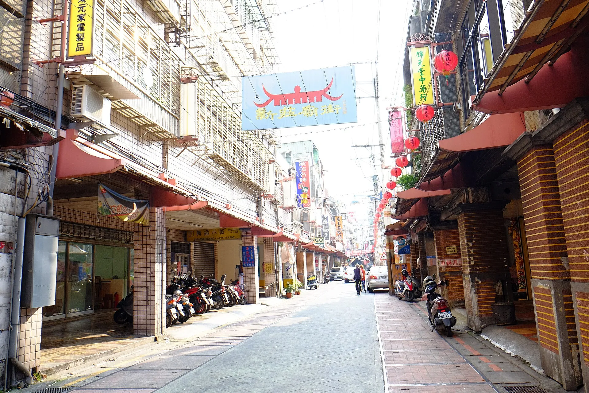 新莊廟街的街景：騎樓、紅燈籠與招牌（附近街景，非本班建築）